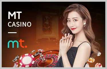 Sân quần vợt với người chơi đang giao bóng